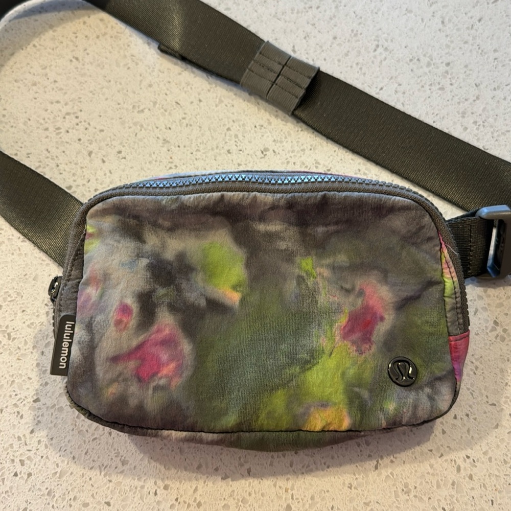 Lululemon Everywhere Belt Bag